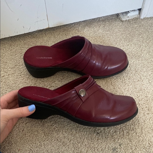 Croft And Barrow Size 8 Burgundy Slip-On Clogs - Picture 2 of 10